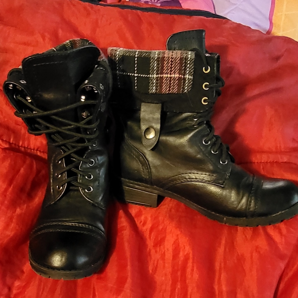 Soda Fold Over Cuff Combat Boost Women's Black Plaid inside